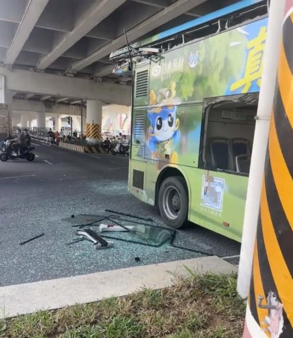 智股策略 运行线路固定，深圳一双层公交却在高架桥下遭“削顶”，巴士集团回应